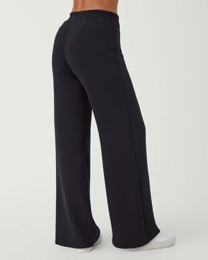 AirEssentials Wide Leg Pant - Very Black